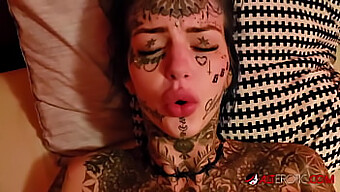 La Beauté Tatouée Amber Luke Reçoit Une Incroyable Fellation Et Branlette