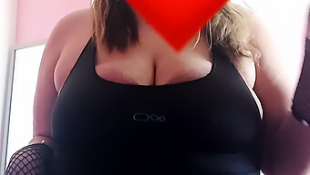 Mujer Hermosa Y Curvilínea Muestra Sus Grandes Tetas Naturales