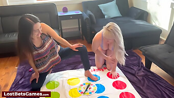 Lesben Spielen Nackt Twister Und Riskieren, Aneinander Zu Verlieren