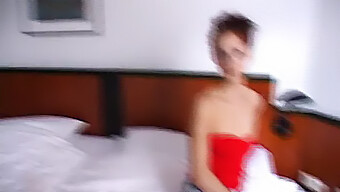 Teenagepige Sluger Sæd Under Hotelsex-Session