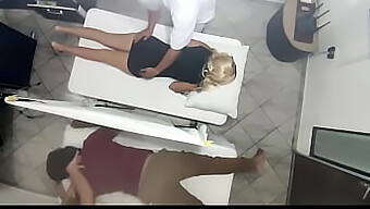 Video Fatto In Casa Di Massaggio Di Coppia Swinger Si Trasforma In Orgia Di Sesso Di Gruppo