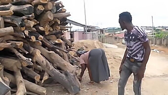 La Reine Épaisse Fraîchement Arrivée Secoue Son Cul Dans Les Bois.