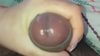 Solo-Masturbation Mit Sperma In Der Hand