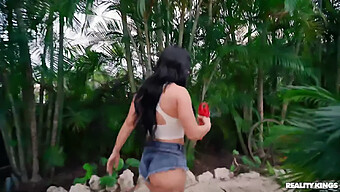 Una Milf Caliente Con Grandes Tetas Naturales Se Pone Traviesa En La Ciudad