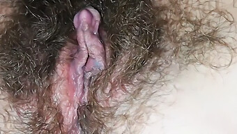 Asiatische Schönheit Bekommt Nach Einem Haarigen, Nassen Muschi-Orgasmus Eine Creampie