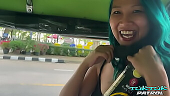 Si Cantik Asia Memamerkan Kemahiran Deepthroat-Nya Pada Zakar Besar