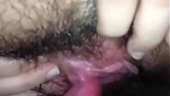 Une Brune Avec Un Gros Clitoris Se Fait Lécher Baveux