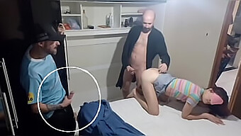 La Esposa Con Los Ojos Vendados Y El Amigo De Su Esposo Participan En Un Trío Mientras El Esposo Mira Desde El Vestuario En Este Video Amateur