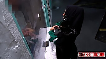 Gadis Arab Mendapat Zakar Besar Dari Belakang Di Dalam Bilik Hotel