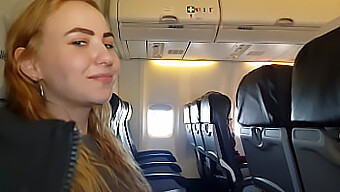 Ragazza Adolescente Fa Un Pompino Disordinato Su Un Aereo