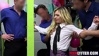 مجموعة من الحراس الأمنيين ينيكون المراهقة (18+) في مكان عام