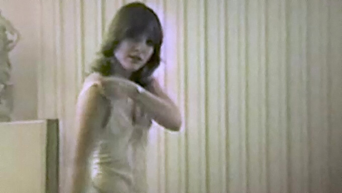 Baile Sensual Y Striptease De Una Chica Retro En Un Video Clásico Americano