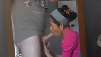 Bà Quản Gia Cho Tôi Một Màn Blowjob Tại Nhà