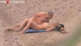 Dojrzały Mężczyzna I Blond Babe Uprawiają Ostre Seks Na Plaży.