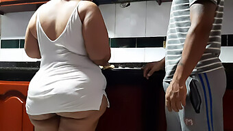 Adolescente (18+) Experimenta Pela Primeira Vez Uma Milf Colombiana Madura.