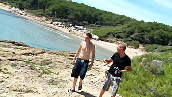 Dois Caras Com Peitos E Bundas Naturais Grandes Fodem Na Praia