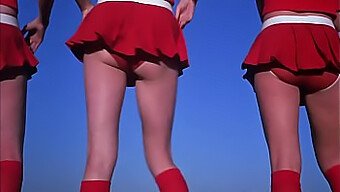 Majorettes Aux Gros Seins Dans Une Orgie De Sexe En Groupe