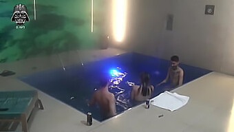 Amateur-Dreier Mit Einer Brünetten Und Ihren Freundinnen Im Pool