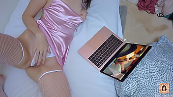 Najstnica 18+ Se Masturbira V Spodnjem Perilu In Doživi Orgazem V Porno Videu