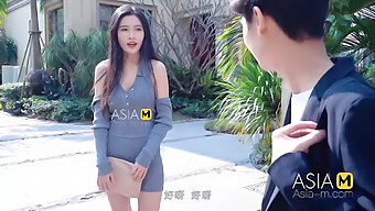 中国女孩的阴部口交和小胸部的高清视频