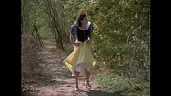 Adaptasi Pornografi Dari Snow White Dari Disney Dan Tujuh Kerdil