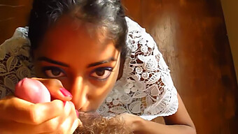 Femme Indienne Sensuelle Donne Un Plaisir Oral Passionné