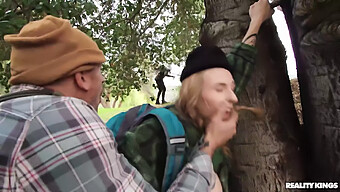 Schau Zu, Wie Scott Nails Einem Großen Schwanz Im Wald Einen Blowjob Gibt