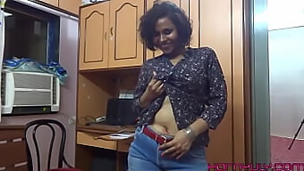 Pelayan India Horny Dengan Memek Berbulu Menjadi Liar Dalam Video Hd