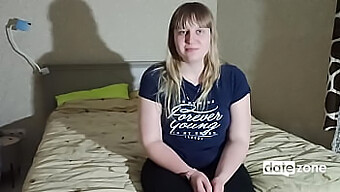 La Première Vidéo Amateur D'Une Femme Au Foyer Européenne Avec Un Corps Naturel Et De Petits Seins