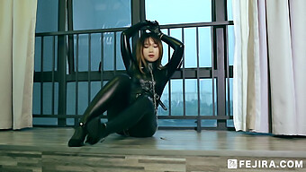 วัยรุ่น (18+) สนุกกับเซสชั่น Bdsm ในลาเท็กซ์