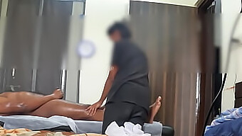 Rondborstige Massagetherapeut Betrapt Op Geheime Camera