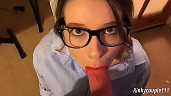 El Video Casero De Kinkycouple111 Presenta A Una Secretaria Caliente Siendo Chantajeada Para Darle Una Mamada