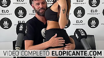 Cena Bdsm De Lilack Com Cremoso Clímax Em Um Quarto Picante