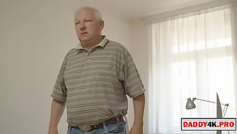 Le Tette Naturali Del Nonno Si Mettono In Primo Piano In Questo Video Hot