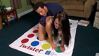 Yaz Se Bucură De Un Joc De Twister Pentru Distracție Și Exerciții