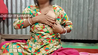 La Petite Amie Desi Tinder Expose Ses Gros Seins Blancs Et Se Masturbe Devant La Caméra