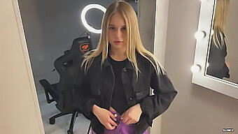 Busty Student Får En Pov-Trekant