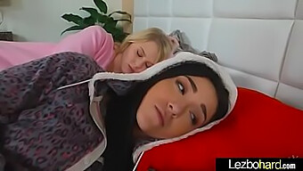 As Garotas Lésbicas Lily Rader E Kiley Jay Se Entregam A Um Sexo Quente