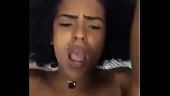 Kleines Brasilianisches Mädchen Genießt Einen Leckeren Cumshot In Diesem Video