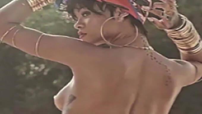 El Gran Trasero De Rihanna Desnuda En Exhibición