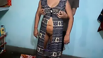 18+ ভারতীয় টিন তার বড় ন্যাচারাল টিটস ফিংগারিং এবং চুদা হয়েছে।