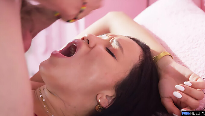 Asiatische Babe Bekommt Ein Facial Von Einem Gut Bestückten Partner.