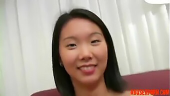 Cô Gái Trẻ Châu Á Katherine Lee Trong Một Video Khiêu Dâm Tự Do