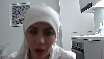 Une Belle Beauté Iranienne Devient Chaude Et Torride Avec Une Milf En Chaleur.