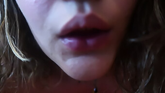 Tini (18+) Piercinggel Mutatja Meg Testét Egy Dohányzási Fétis Videóban